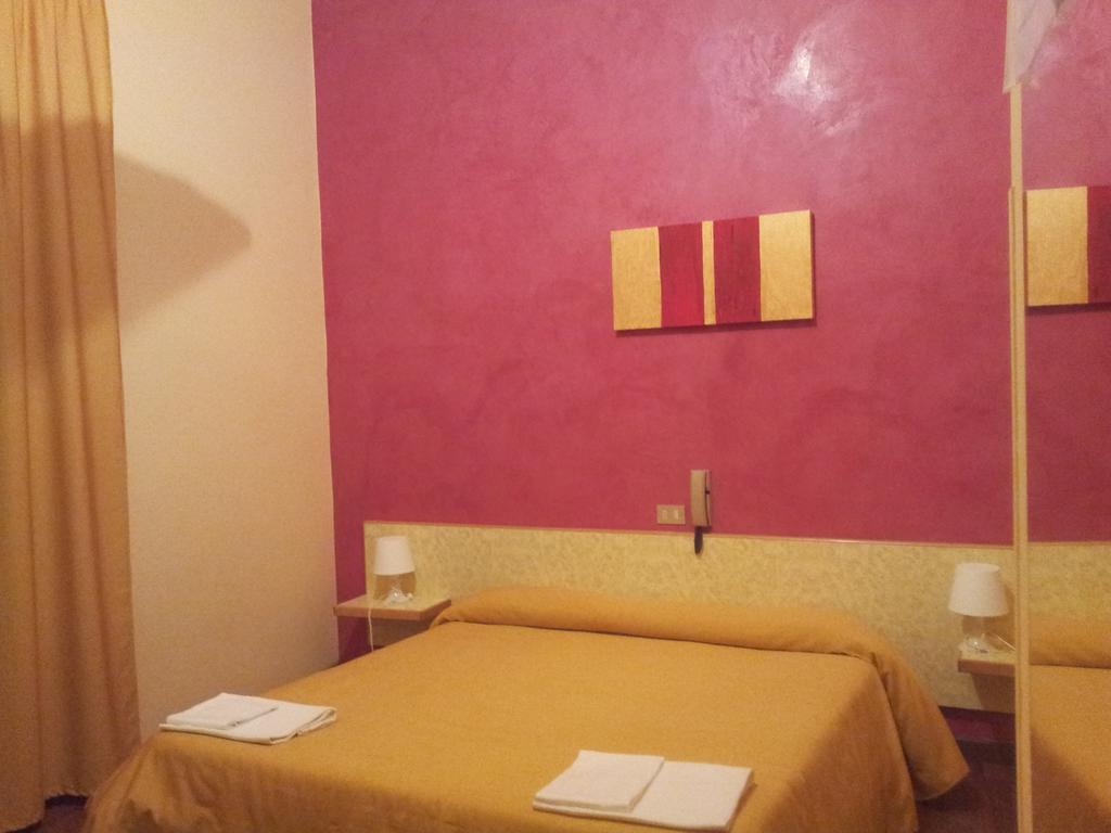Albergo Tarsia カストロヴィッラリ 部屋 写真